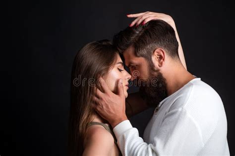 Adorando Homem Acariciando Abraçando A Mulher Beijando Sensorial Fantasia Dos Segredos Amigo E