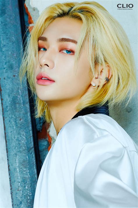 At first, you see him as a quieter member, he doesn't talk much and tends to get shy but this. CLIO compartilha novas fotos incríveis de Stray Kids 'Bang ...