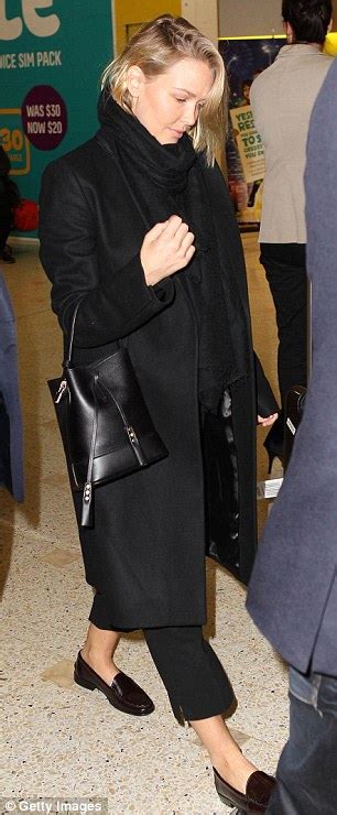 Lara Bingle Shows Barely Any Signs Of A Rumoured Pregnancy Daily Mail