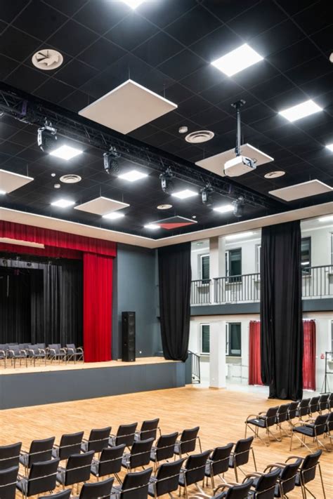 Die ecophon advantage akustikdecke überzeugt hinsichtlich akustik, feuchtigkeitsbeständigkeit und stabilität bei einem niedrigen preis. Aula mit schwarzer Akustikdecke in 2020 | Akustikdecke ...
