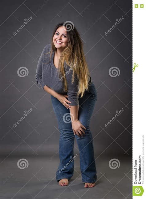 Junges Schönes Plus Größenmodell In Den Blue Jeans Xxl Frau Auf Grauem