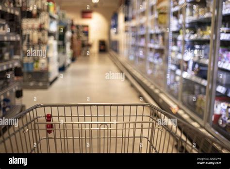 Supermarket, shopping basket Stock Photo - Alamy