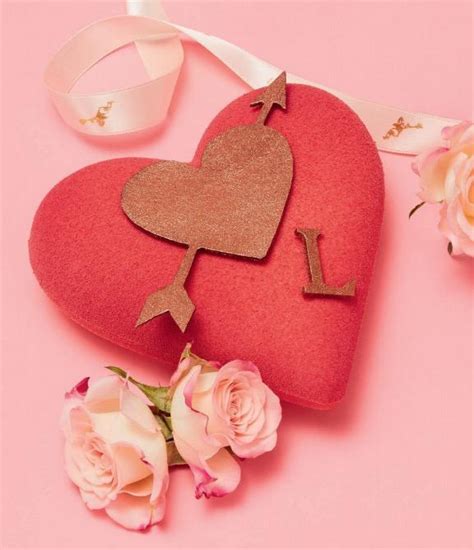 If you'd like to help, please post the scenes of the new servants you have here. Saint-Valentin 2021 by Ladurée - Sortiraparis.com