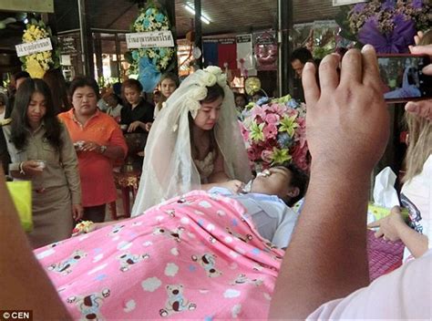 Thai Woman Marries Her Dead Fiancé At His Funeral After He Died Of A Heart Attack Daily Mail