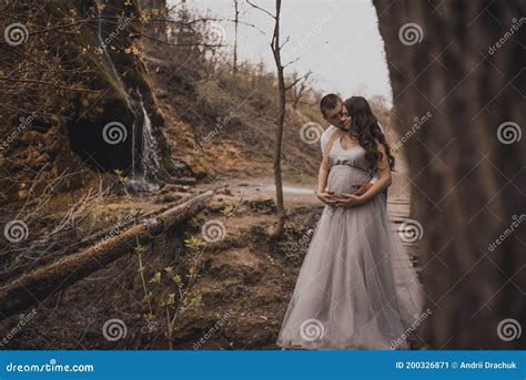 Couples De Famille Un Homme Avec Une Femme Enceinte Dun Gros Ventre En Nature Image Stock