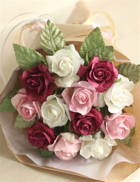 Finding heartfelt 40th wedding anniversary gifts is not always as easy as it seems. Paper Rose Bouquet | Beautiful Gift of Paper Flowers