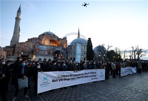 İstanbul cumhuriyet başsavcılığı, boğaziçi üniversitesi önünde kabe resminin yere serildiği iddiasına ilişkin halkın bir bu arada kabe resminin yere konulduğu bir video sosyal medyadan paylaşıldı. TÜGVA, Boğaziçi Üniversitesi önünde Kabe fotoğrafının yere ...
