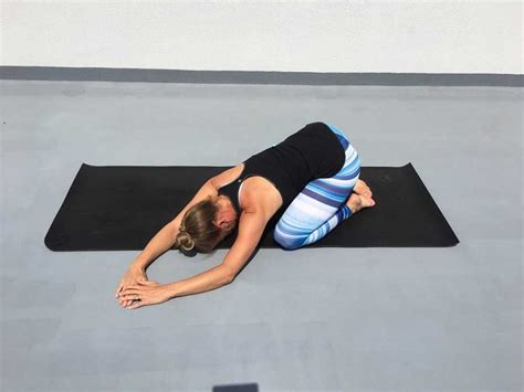 Yoga For Scoliosis How To Heal And Realign Your Spine Yoga Practice