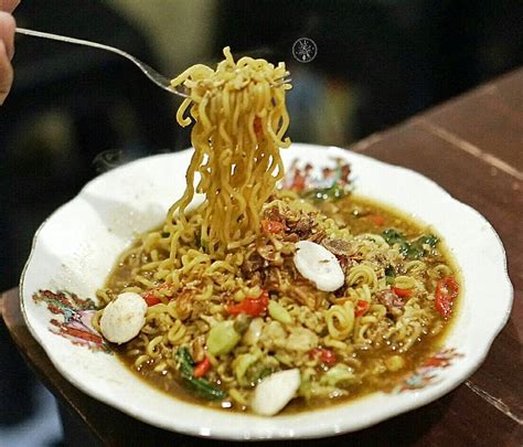 Cara membuat ayam goreng bawang pedas renyah : Lezatnya Mie Nyemek di Warung Bu Siti, Langganan Turis ...