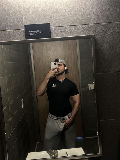 caught my gym crush staring at my bulge lol : r/BigAndMuscular