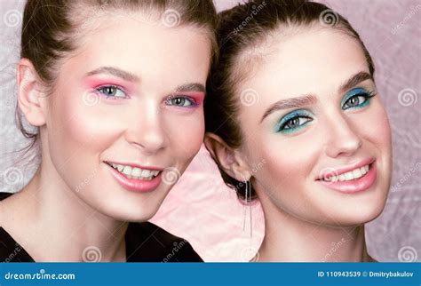 portrait de plan rapproché de deux jeunes jolies femmes maquillage professionnel lumineux image