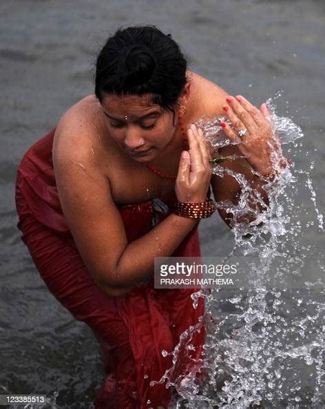 A Nepalese Hindu Woman Takes A Ritual Bath In The Bagmati River News Photo Getty Images