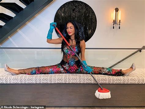Nicole Scherzinger 41 Does The Splits To Do The Mopping Daily Mail