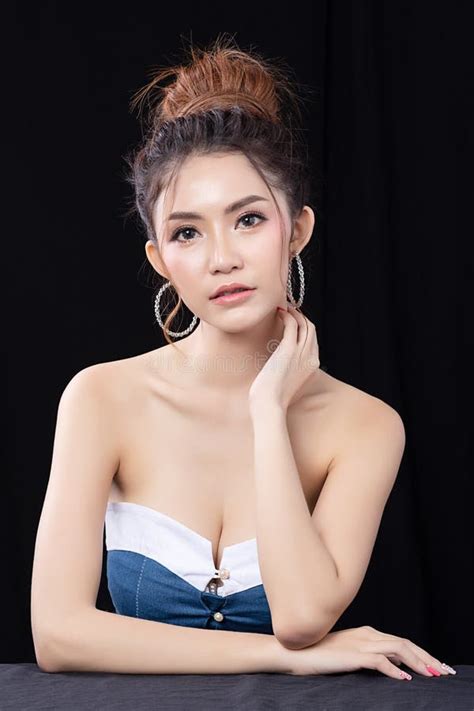 Portret Van Het Mooie Jonge Aziatische Concept Van De Vrouwen Schone Verse Naakte Huid Het
