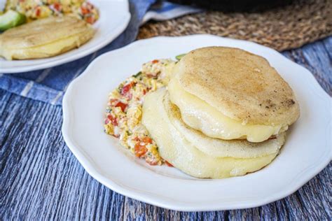 Arepas Rellenas De Queso Cheese Stuffed Corn Cakes Taras