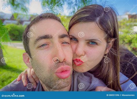 Paar Die Pret Hebben Die Duckface En Selfie Beeld In T Nemen Maken