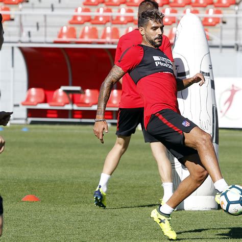 Argentina's velez sarsfield midfielder augusto fernandez vies for the ball with colombia's independiente santa fe defender hugo acosta during. Club Atlético de Madrid · Web oficial - Augusto Fernández ...
