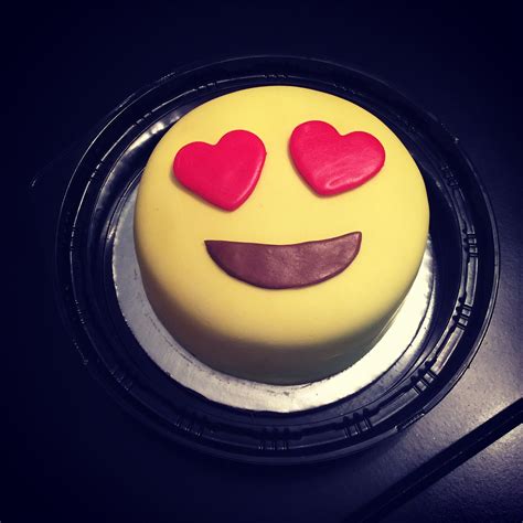 Emoji Cake In Love Fondant Savoury Cake Cake Emoji Cake