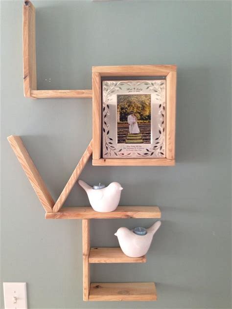 If you've been looking for some diy wall shelves, this is the post for you! DIY Pallet Decorative Wall Shelf | Pallets Designs