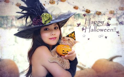 Обои Девушка в большой шляпе с цветами держит рыжего кота и маленькую тыкву Хэллоуин на