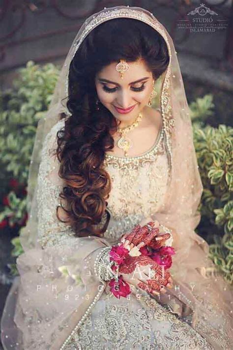 Side Loose Curls With Dupatta Hairstyles For Pakistani Brides Pakistani Bridal Hairstyles
