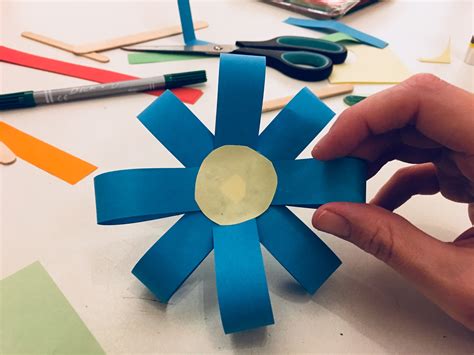 Blumen basteln mit kindern können sie auch an einem kindergeburtstag und so die kinder gut beschäftigen. Kleine einfache Blumen - Basteln mit Kindern | Der ...