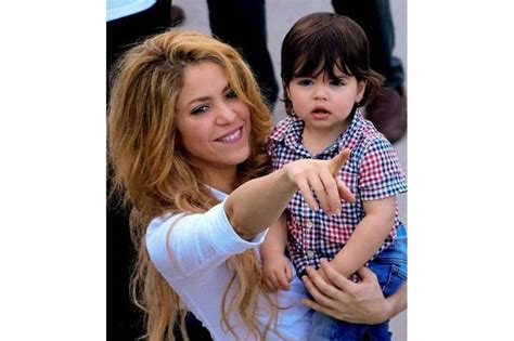 Shakira Le Enseña A Milan Siete Idiomas