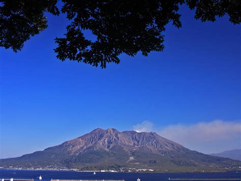 The lava flows of the 1914 eruption connected it with the ōsumi peninsula. 絶景スポット城山から望む晴天下の桜島 | 壁紙自然派 - 楽天ブログ