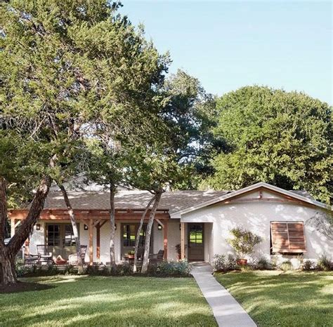 Farmhouse paint colors white tantra magic. Pin by Cynthia 0 on HGTV | Fixer Upper | White farmhouse ...