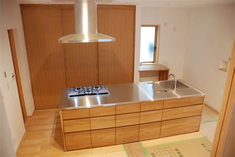 Yooxygenはサステナブルなファッションに捧げられたエリアです。 社会・環境面でポジティブな影響を生むブランドのアイテムを通じて、変化を導きましょう。 be cool, be conscious! 無垢の木のオーダーキッチン | オーダーメイド家具キッチン ...