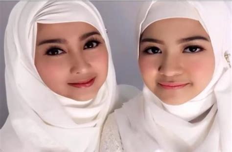 Selain menjadi artis, wanita kelahiran 45 tahun lalu ini ini juga terjun ke dunia politik. Beranjak Remaja, Ini 5 Potret Anak Semata Wayang Desy ...