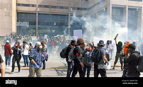 Protest Cleveland Ohio Tear Gas Hi Res Stock Photography And Images Alamy