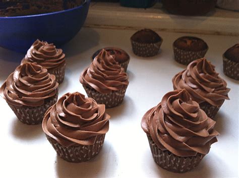 Des cupcake savoureux et colorés ! Recette cupcakes au Nutella : le glacage 2/3 - Blog ...