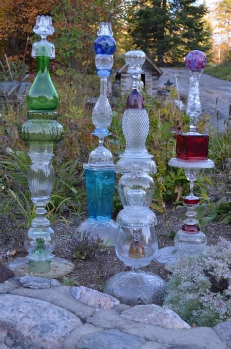Garden Totems 28 Design Ideas In Glass Ceramic Mosaic And Wood