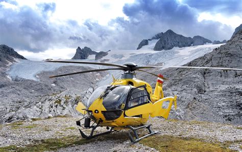 Bergsteigerinnen Und Hund Aus Steiler Bergwand Mit Hubschrauber