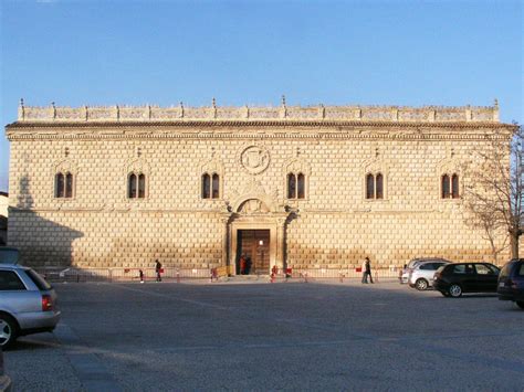 En la plaza de pilatos, el vagabundo encuentra el palacio de los duques de medinaceli, mejor dicho de los duques de alcalá, con su mudéjar, su gótico y su plateresco revueltos en muy equilibrada elegancia camilo josé cela primer viaje andaluz 1959 Casa de Medinaceli