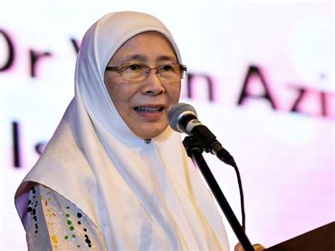 وان عزيزة بنت وان إسماعيل; Hargai tradisi, nilai kekeluargaan