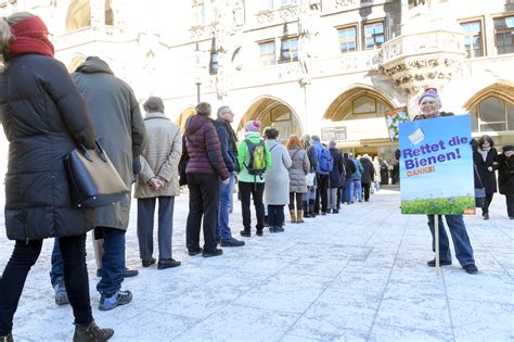 Unter anderem soll damit eine bessere. Viele Münchner standen Schlange, um für das Volksbegehren ...