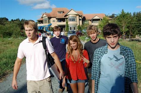 A group of kids must protect their vacation home from invading aliens. Behind the Scenes - Aliens In The Attic Photo (7390726 ...
