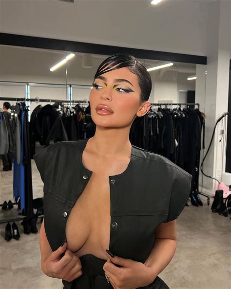 Kylie Jenner Share Her Hot Look Photos