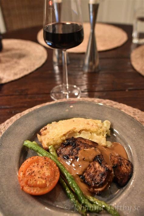 Mammas grymma recept på fröknäcke marinerad lax med limeyoghurt och ingefära marängsviss på vårt sätt mellofinal och godaste charkbrickan middag med vänner och födelsedagsfirande midsommar. Grillad kycklingfilé med pepparsås och potatisgratäng ...