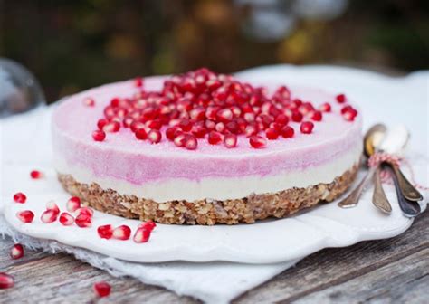 A beautiful pound cake that would make grandmother proud! 60 Easy Christmas Cake Decoration Ideas