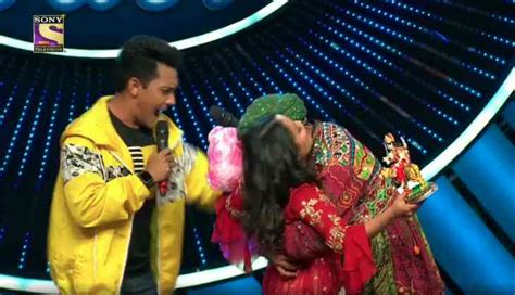 Indian Idol 11 Neha Kakkar Gets Forcefully Kissed By Contestant On The
