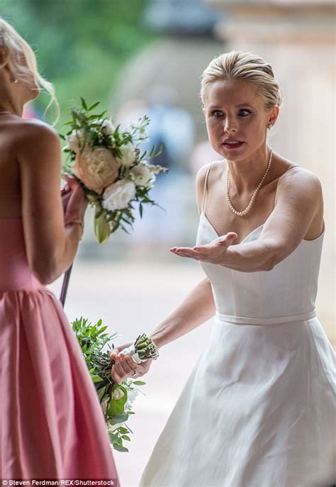 Kristen Bell Dons Wedding Dress In Central Park Daily Mail Online