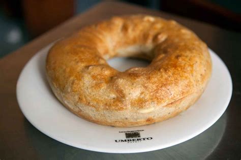 La pastiera napoletana senza strutto, versione se vogliamo più moderna del tradizionale dolce pasquale campano, è una delizia per il palato. La ricetta migliore del tortano che è un casatiello senza uova