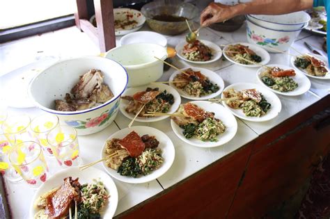 Tengok saja warung makan yang biasa disebut dengan warteg atau singkatan dari warung tegal. Warung Makan Leko @ Tabanan, Bali, Indonesia | Food 2 Buzz