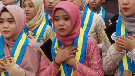 Atau bisa jadi sebaliknya, zughar yang lebih dahulu kering lalu disusul dengan. AYAH!!!!!! TUMPAH AIR MATA DIAKHIR LAGU .. VERSI YUDISIUM ...
