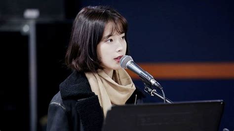 Gaya yang simpel dan low maintenance jadi salah satu alasan kenapa gaya rambut pendek jadi favorit para wanita. Rambut Pendek IU - Potong Mahkotanya Super Pendek Demi ...