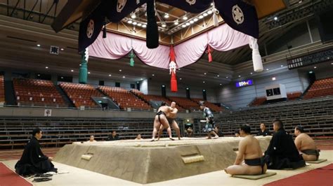 Sumo Hakuho Victorious On Day 1 In Front Of Empty Arena