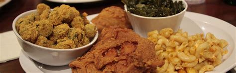 Services at arrival, departure and transits. Manger de la Soul Food aux États-Unis